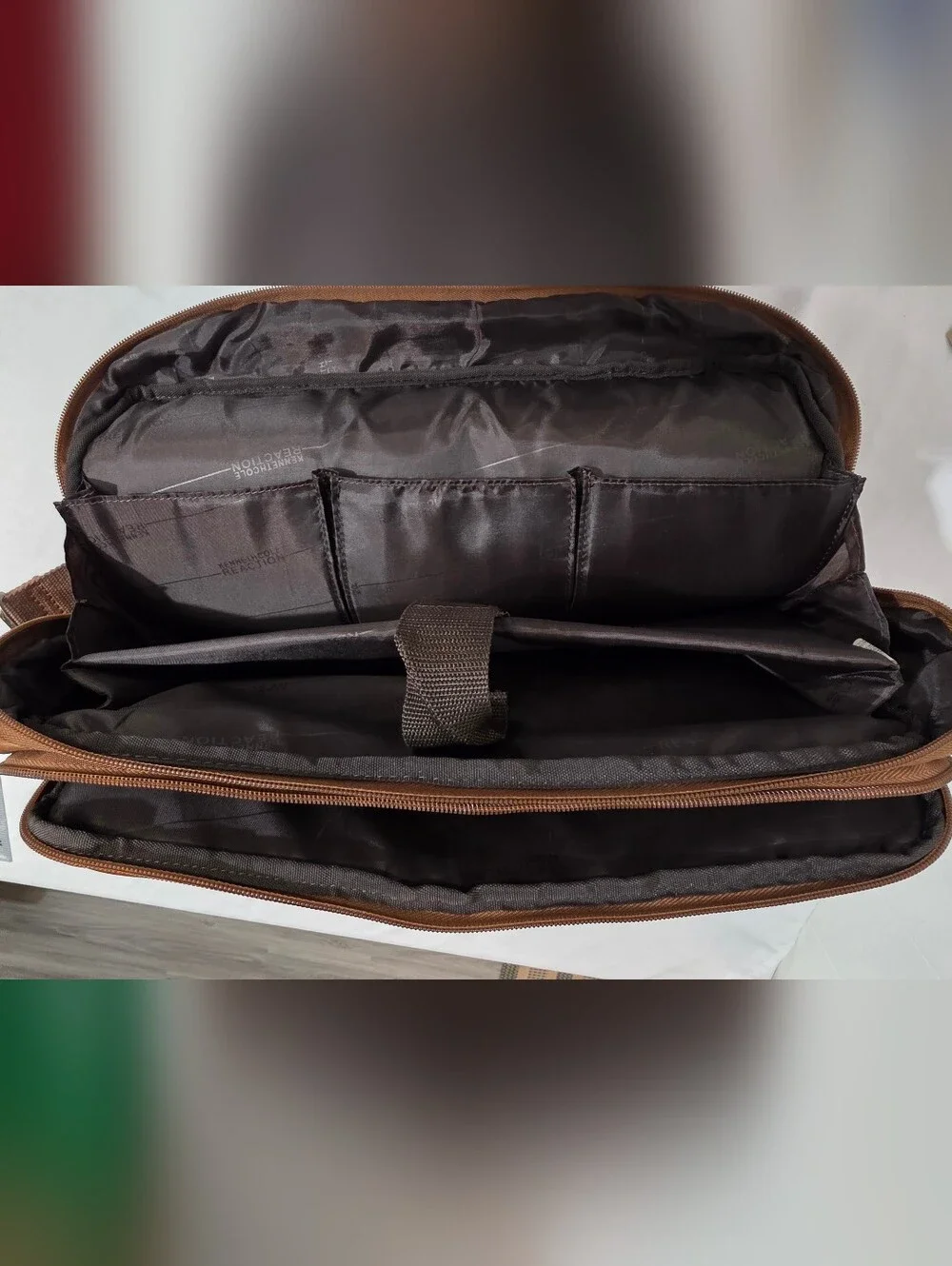 Kenneth Cole Reaction Show Business Tan Leather Messenger Bag